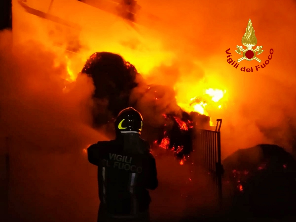 Nord Sardegna: incendio in corso in un fienile