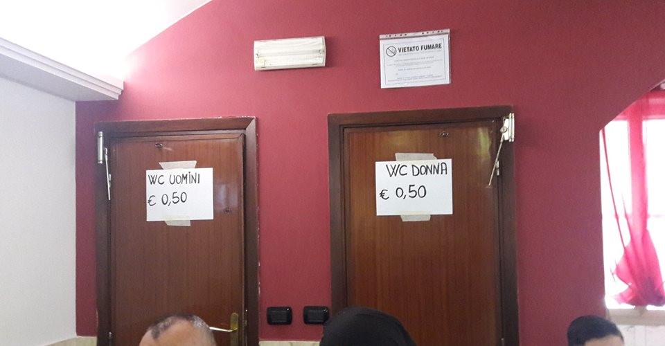 Sardegna: i cartelli del bagno a pagamento che fanno indignare