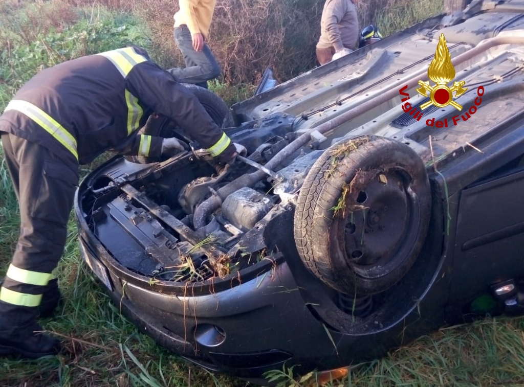 Tempio-Sassari, auto fuori strada: donna in ospedale