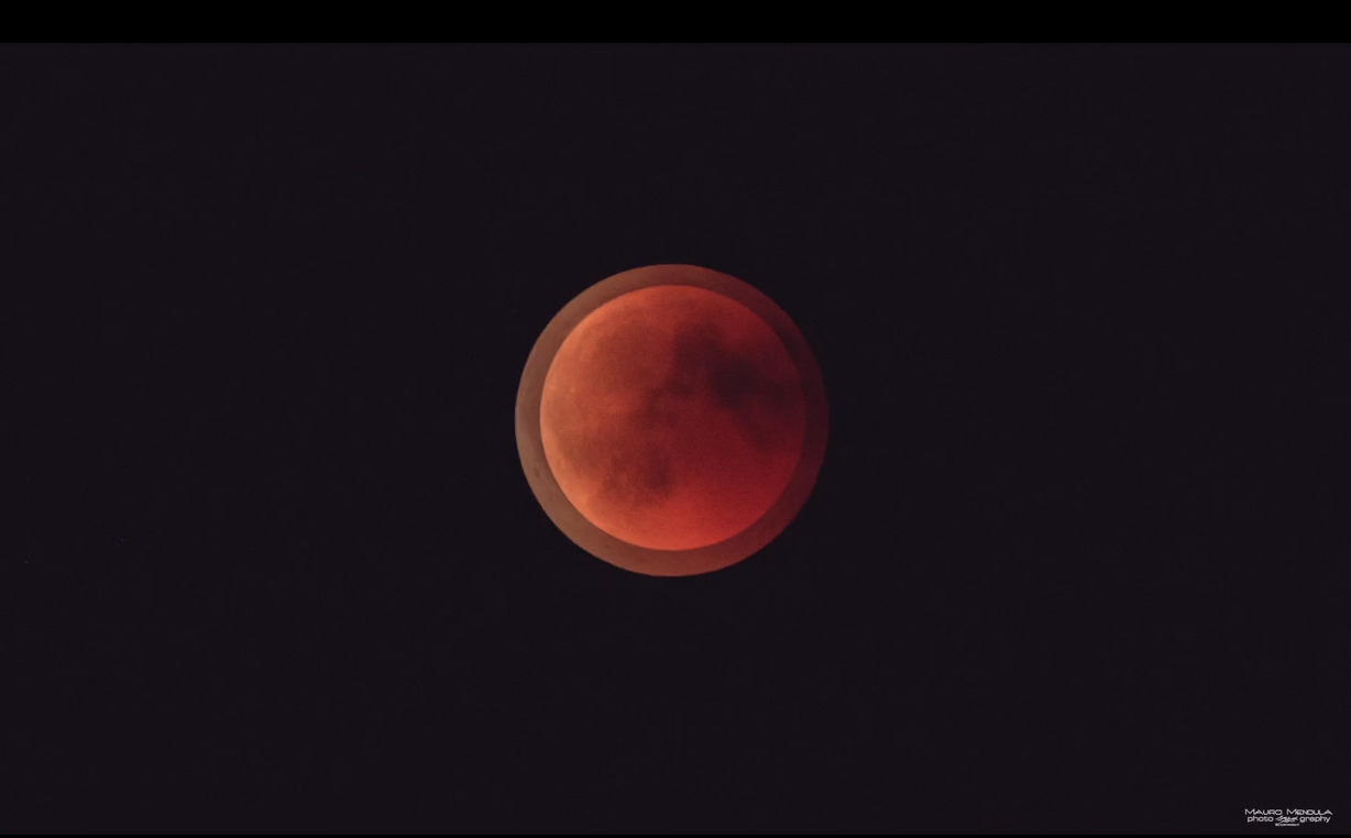 Gallura *TOP VIDEO* 2018: luna rossa su Tavolara, l'eclissi del secolo