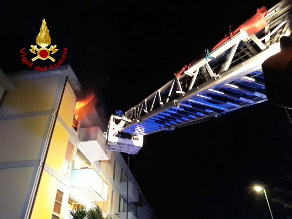 Nord Sardegna, incendio in appartamento: muore giovane, grave la madre