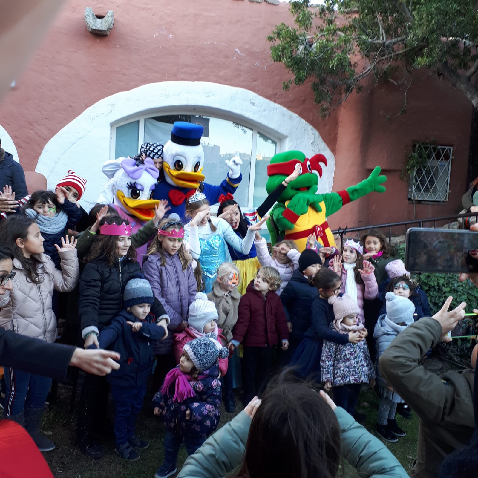 Porto Cervo sfida il meteo: festa in piazza