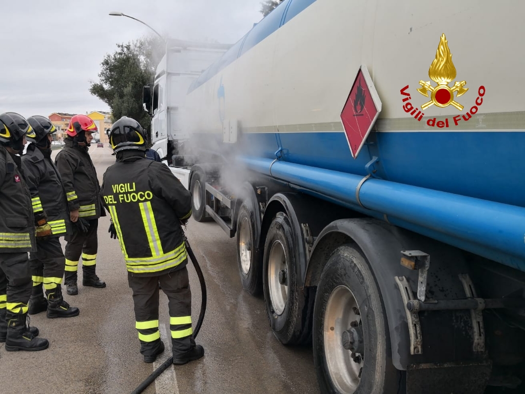Nord Sardegna, freni surriscaldati: intervento su cisterna con materiale infiammabile