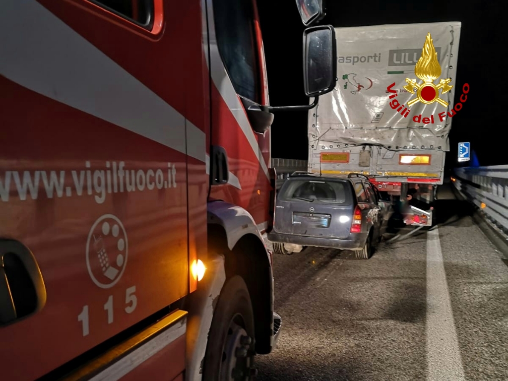 Ss 131 Dcn, auto contro camion: un ferito