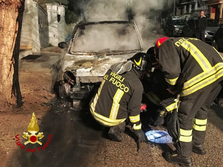 Olbia: incendio distrugge auto