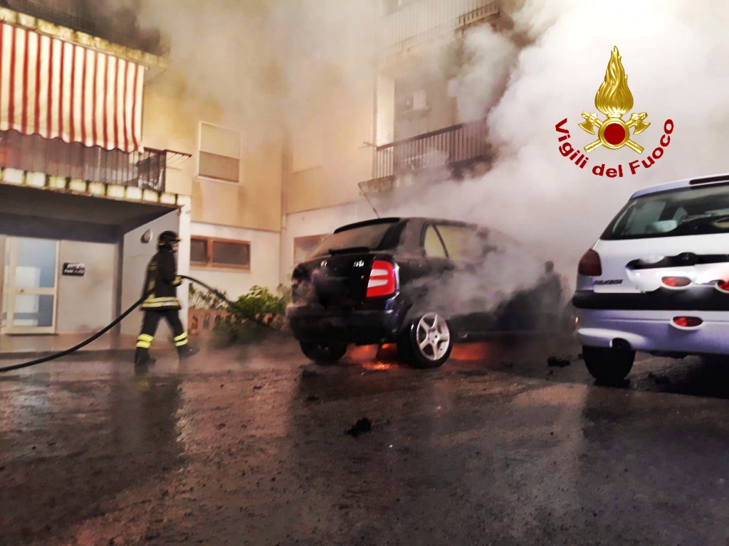 Nord Sardegna: auto in fiamme nella notte