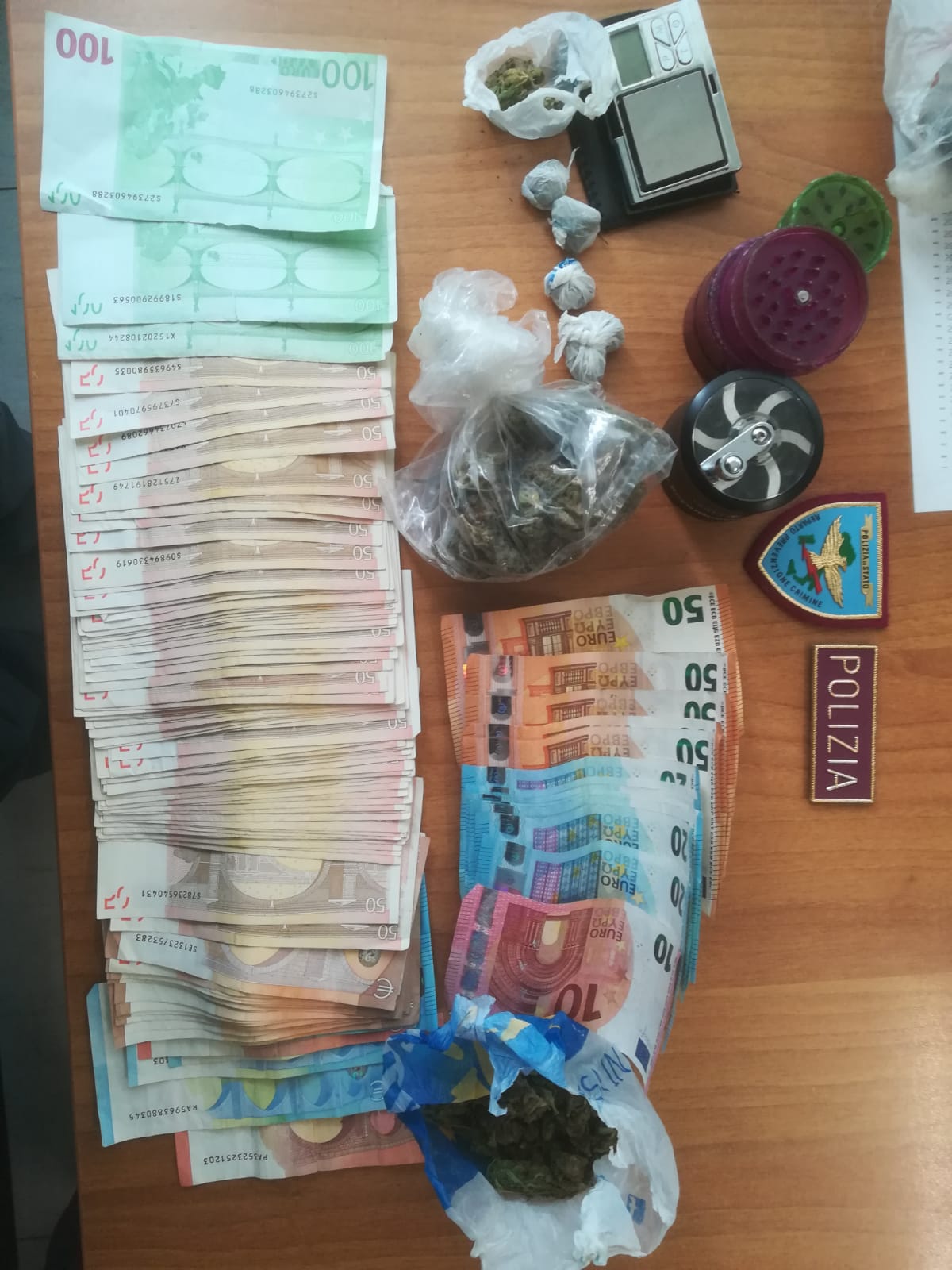 Nord Sardegna, droga in tasca e 5000 euro in casa: 19enne nei guai