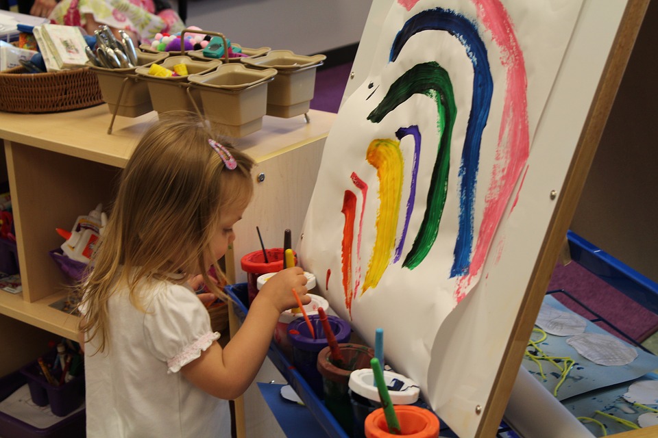 Buddusò: tutti i bambini in biblioteca a dipingere