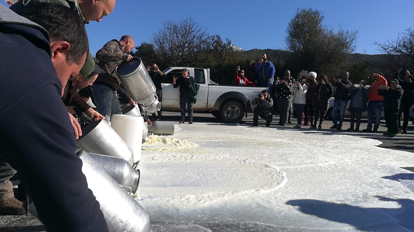 Latte versato alle porte di Olbia: continua la protesta