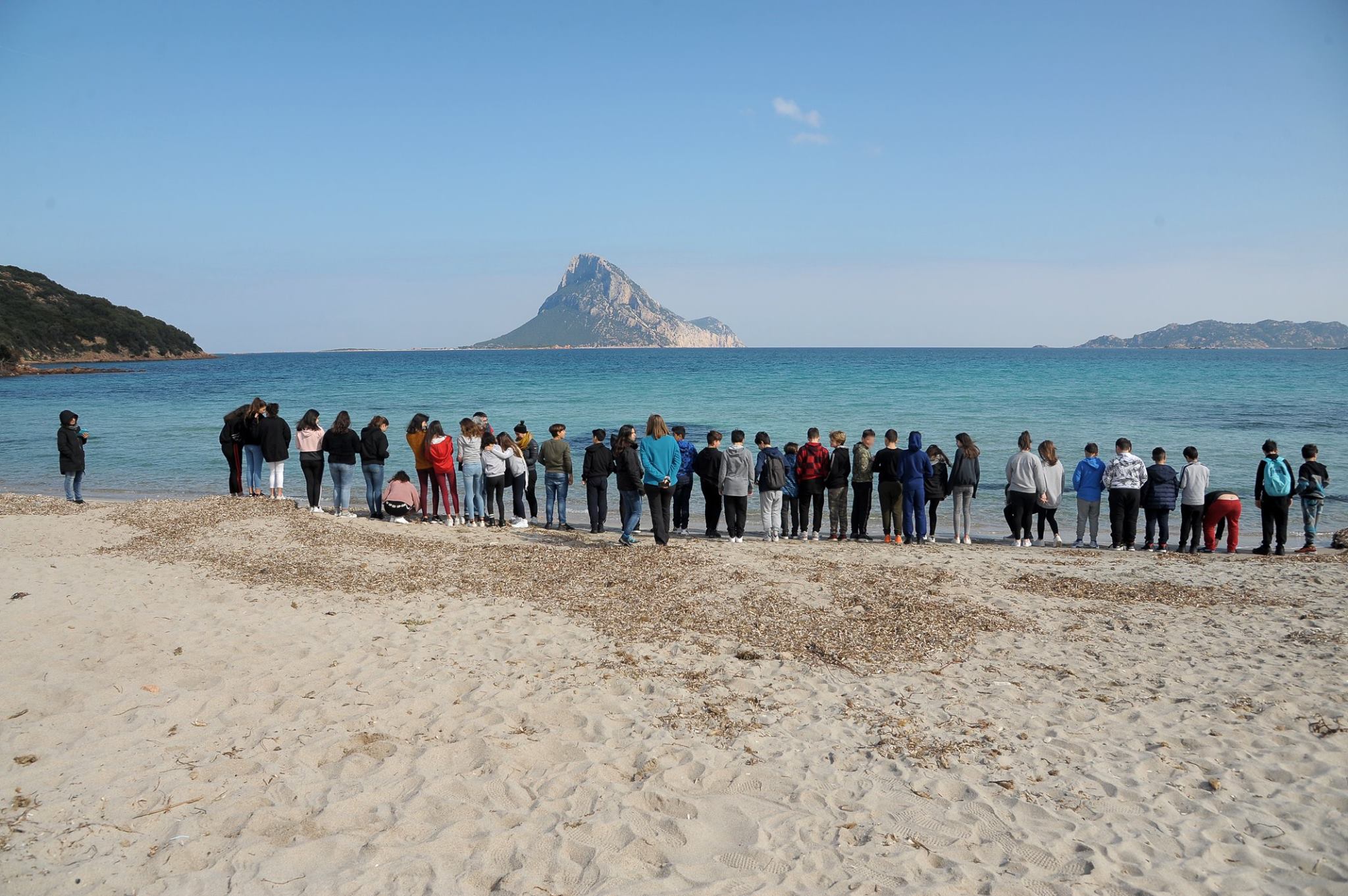 Loiri Porto San Paolo: ecco come gli scolari in spiaggia studiano la natura
