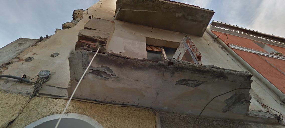Olbia: terrazzino a rischio crollo in centro storico