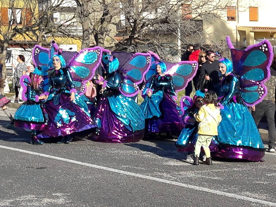 Arzachena, successo per il Carnevale: l'allegria sfila in città