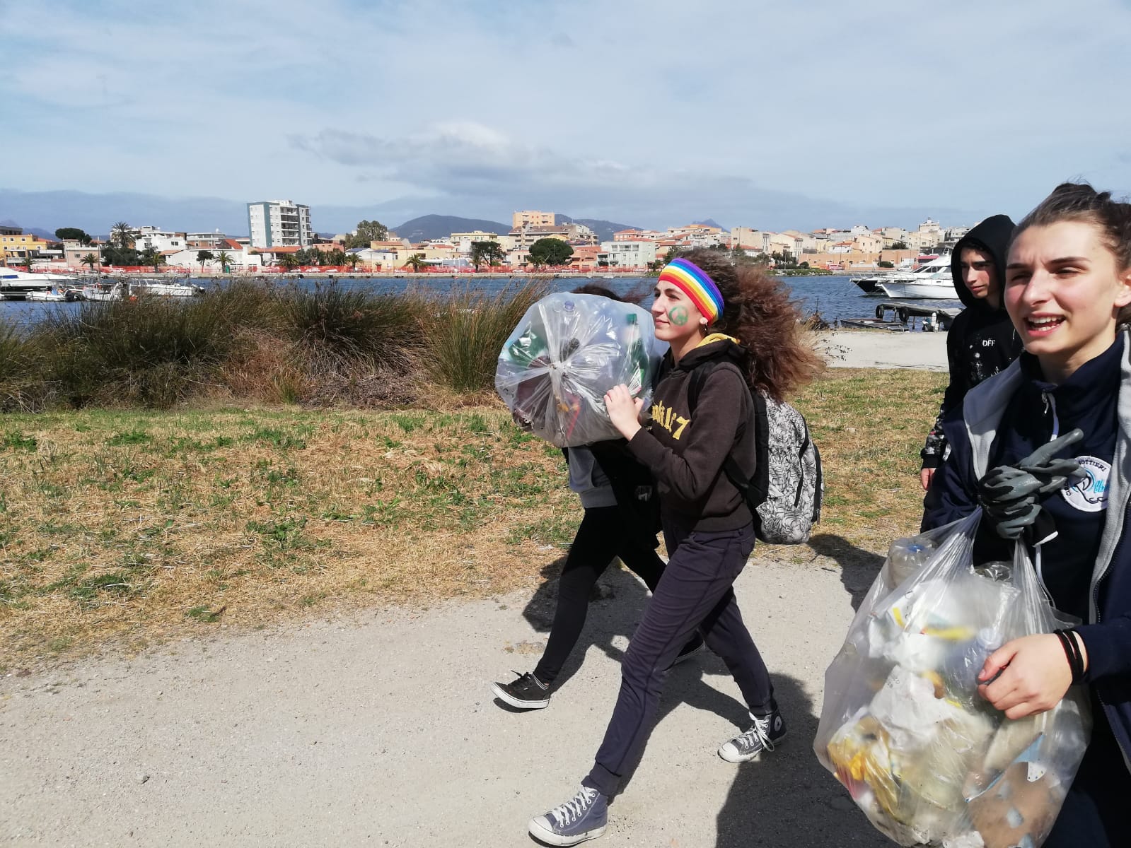 Olbia, 250 giovani olbiesi puliscono le spiagge: 80 sacchi riempiti e tanta speranza