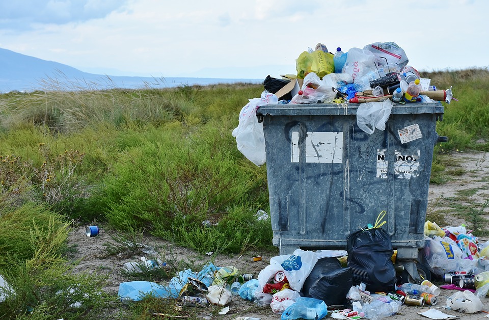 Olbia e Arzachena, inquinamento: imballaggi plastici sulle strade