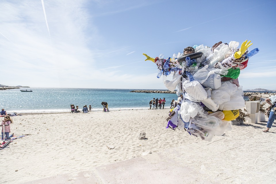 Olbia, sciopero globale: studenti olbiesi puliscono spiaggia per un futuro migliore