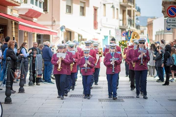 Olbia: nel centro storico l'allegria della banda musicale contagia tutti