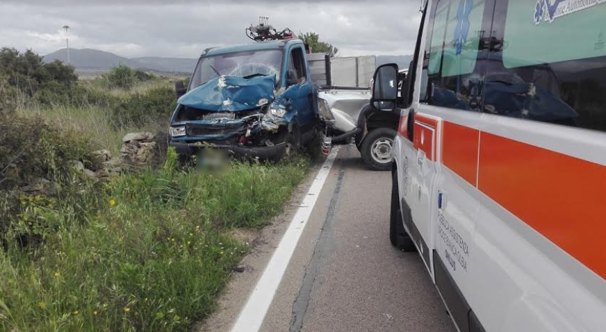 Olbia, dà precedenza a carro funebre: tamponamento a catena