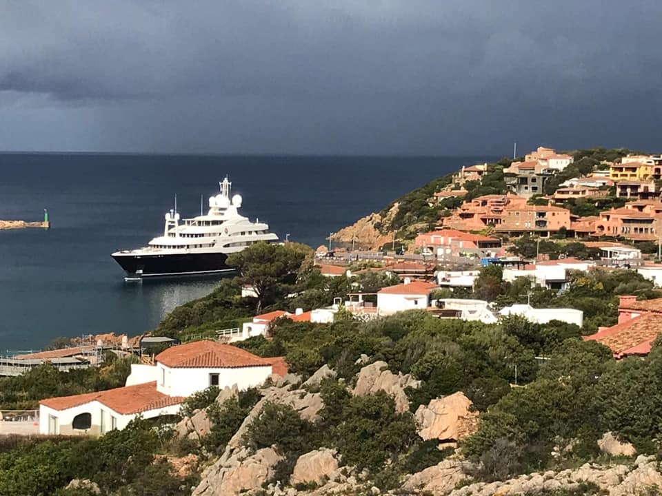 Costa Smeralda: lo yacht della famiglia reale inaugura la stagione
