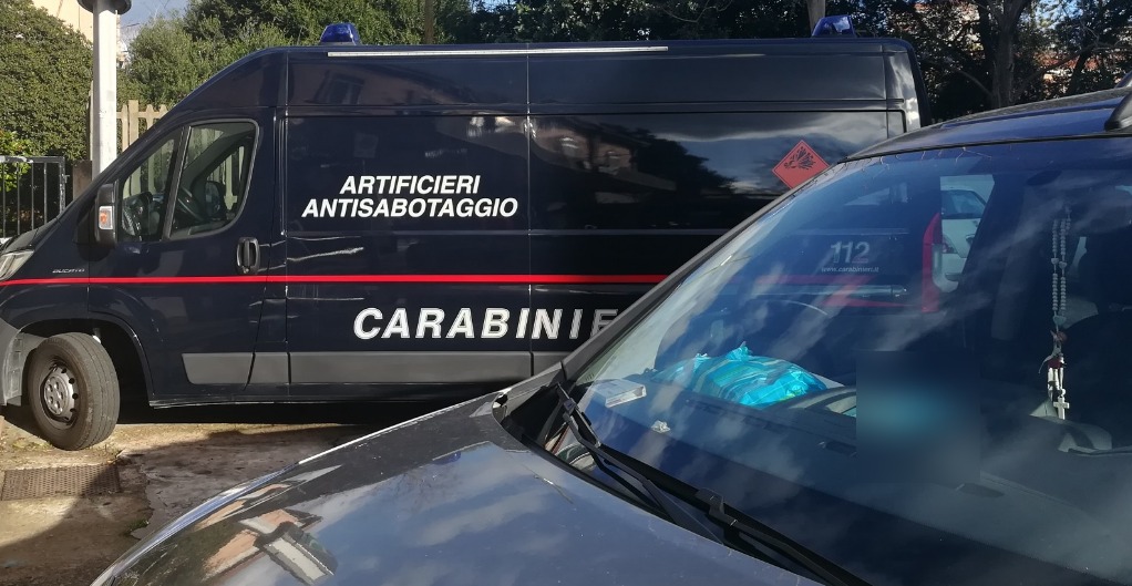 Arzachena: ordigno davanti ad albergo