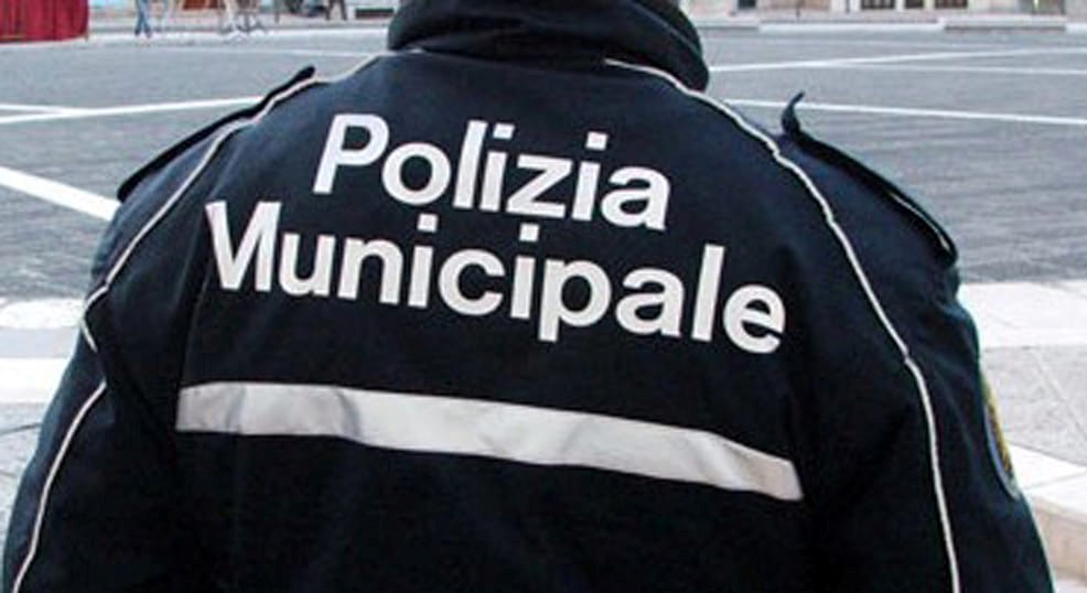 Svuotano casa buttando tutto per strada: 1500 euro di multa