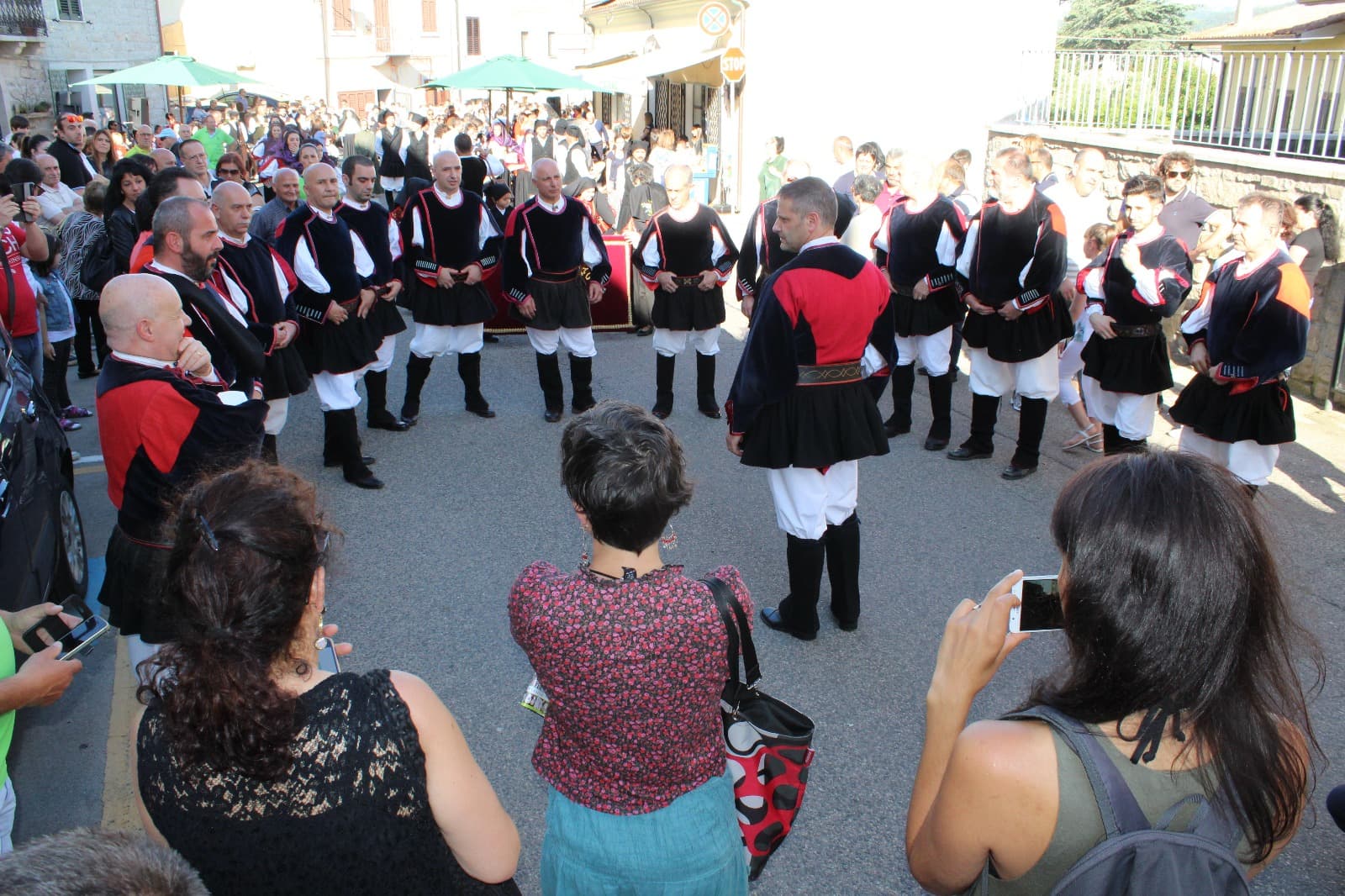 Luras: le Domos aprono le porte alla tradizione, musica e cultura