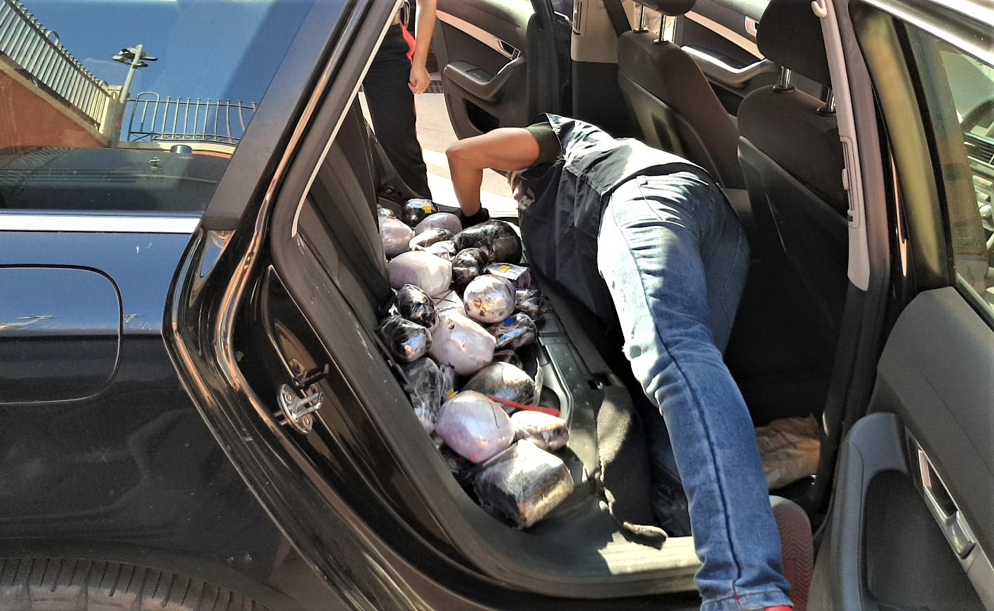 Olbia: sbarca dalla nave con  114 panetti di droga, arrestata
