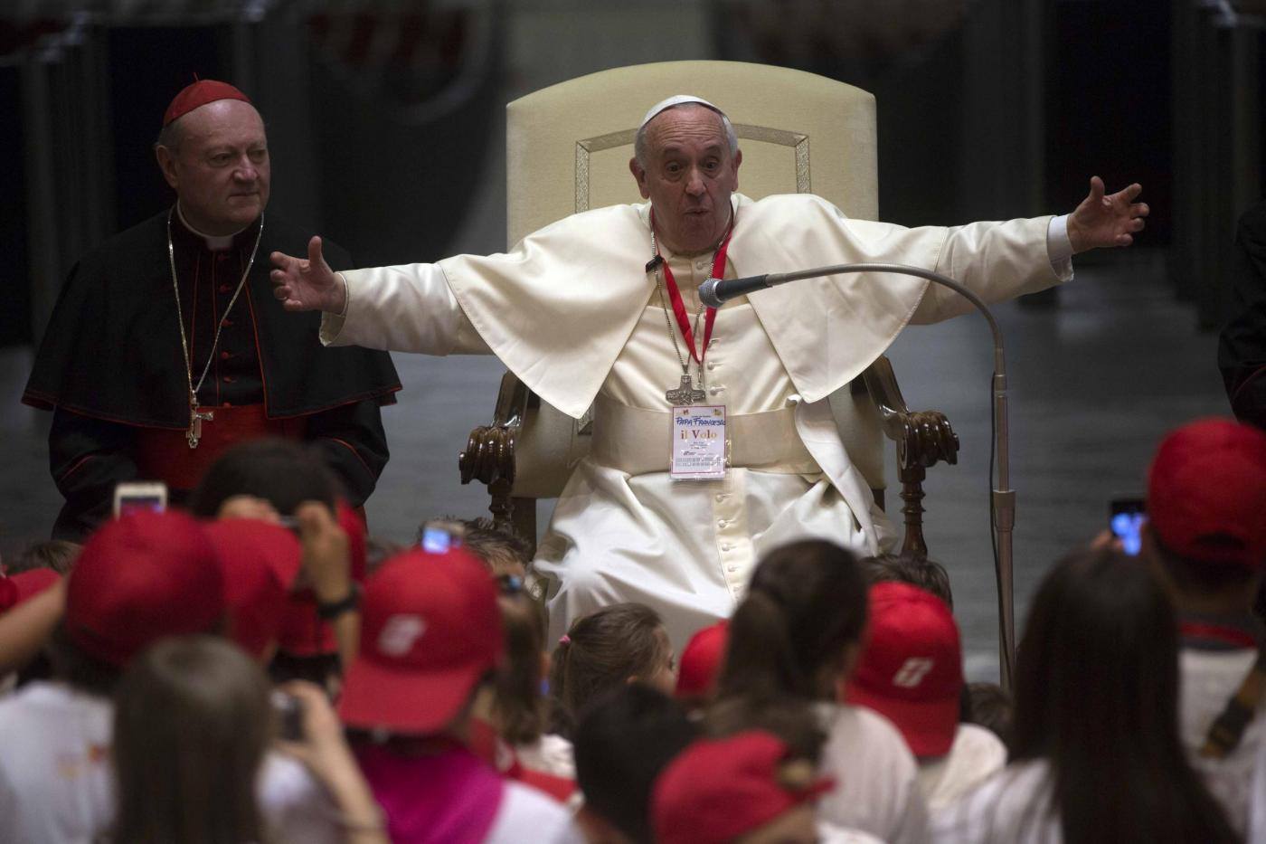 Olbia: i bambini alluvionati abbracciano Papa Francesco