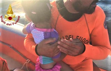 Sardegna: bimba di tre anni su materassino trascinato a largo salvata insieme al bagnino