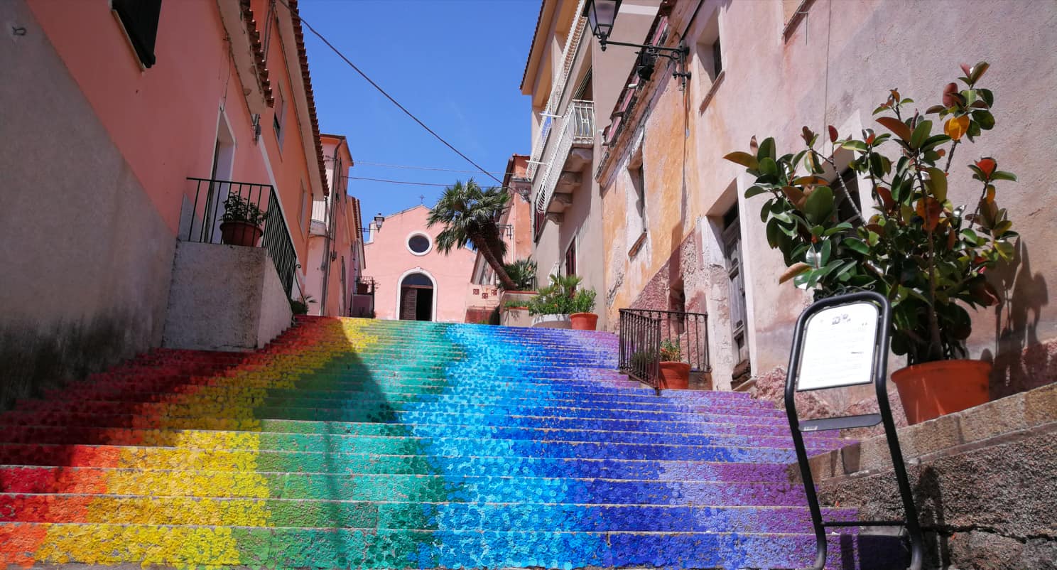 Arzachena, e fu colore: ecco la scalinata arcobaleno di Santa Lucia