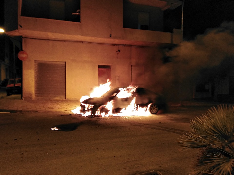 Sardegna, incubo attentati:  esplosione contro sede Pd e auto incendiata a un sindaco