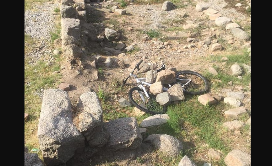 Olbia: bici abbandonata nel sito archeologico