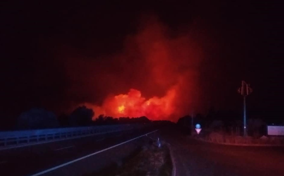 *Flash* Incendio nei pressi di Siniscola: chiusa la 131 d.c.n., auto in fuga dalle fiamme