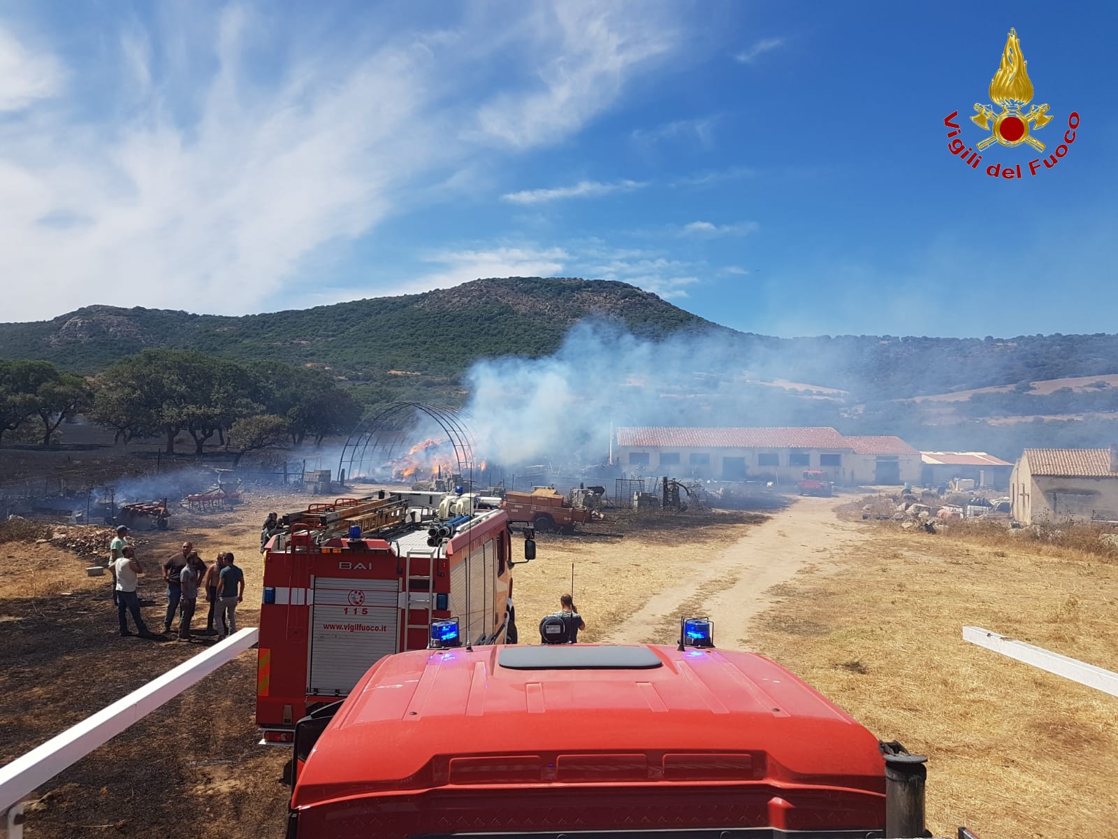 Berchidda: incendio  coinvolge 2 aziende agricole, in azione Canadair e 3 elicotteri