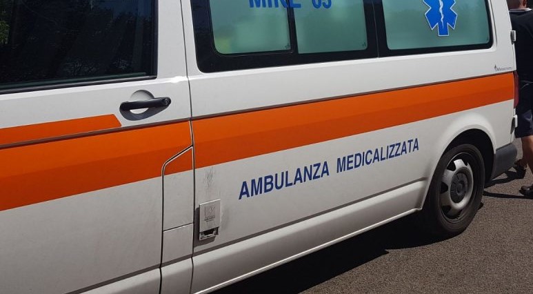 Auto si schianta contro guard rail: conducente in ospedale