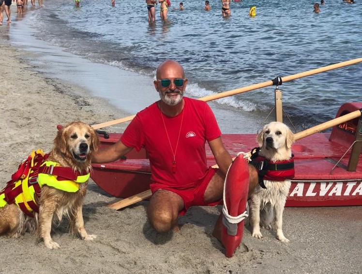 Golfo Aranci: a Cala Banana tra i bagnanti due simpatiche bagnine