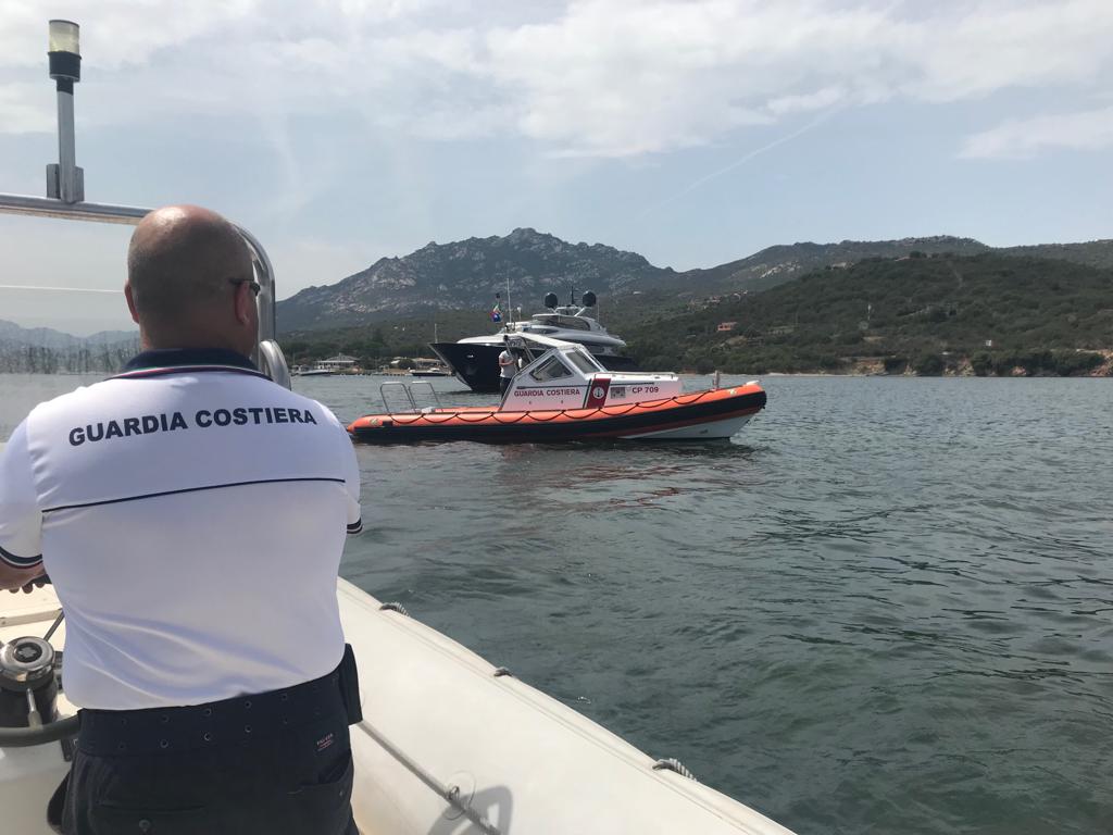 Golfo Aranci: barca in fiamme a Capo Figari, salve 6 persone
