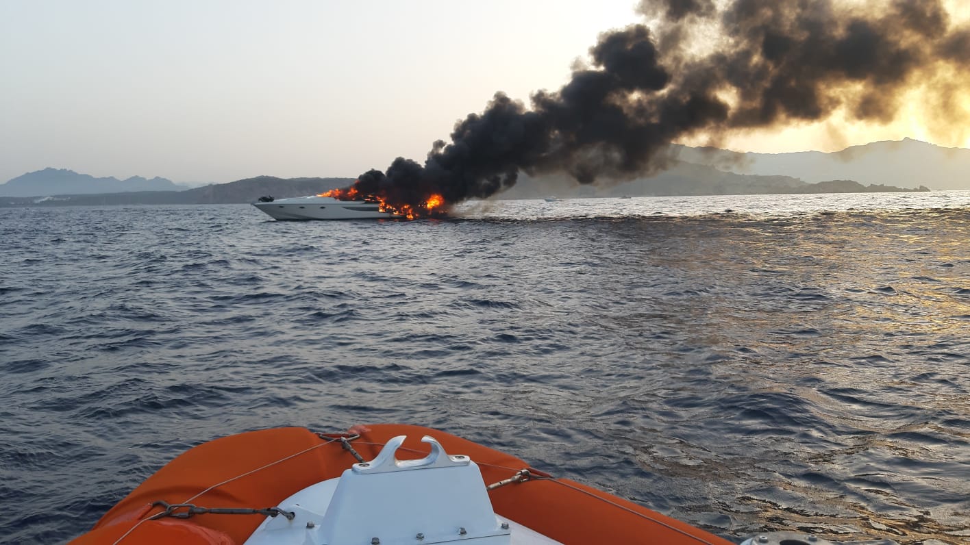 Porto Cervo, yacht in fiamme: salve 8 persone, natante affondato a 50m