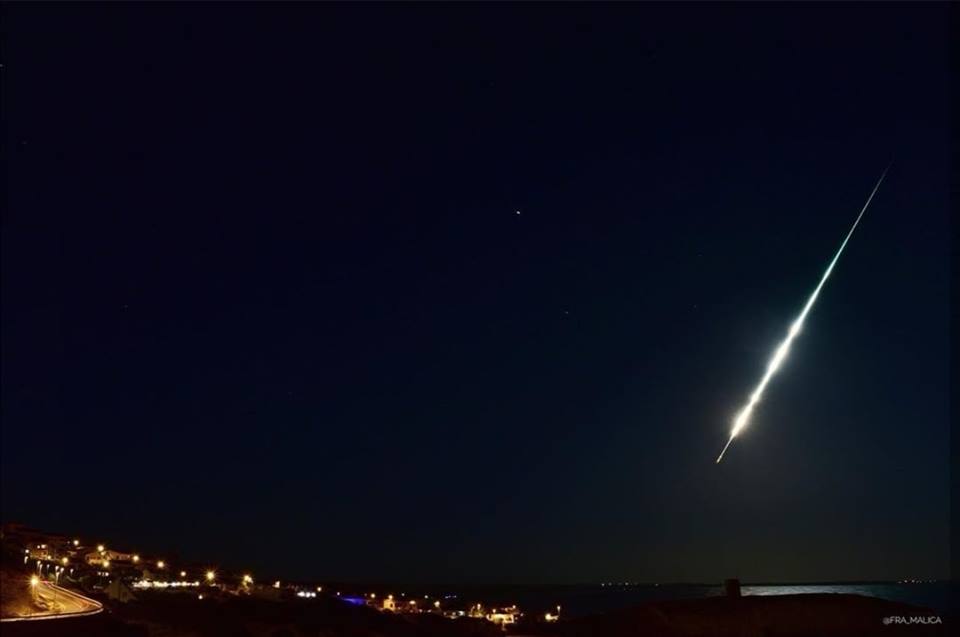 Scia luminosa avvistata in Sardegna eccola in un video spettacolare Scia luminosa avvistata in Sardegna eccola in un video spettacolare