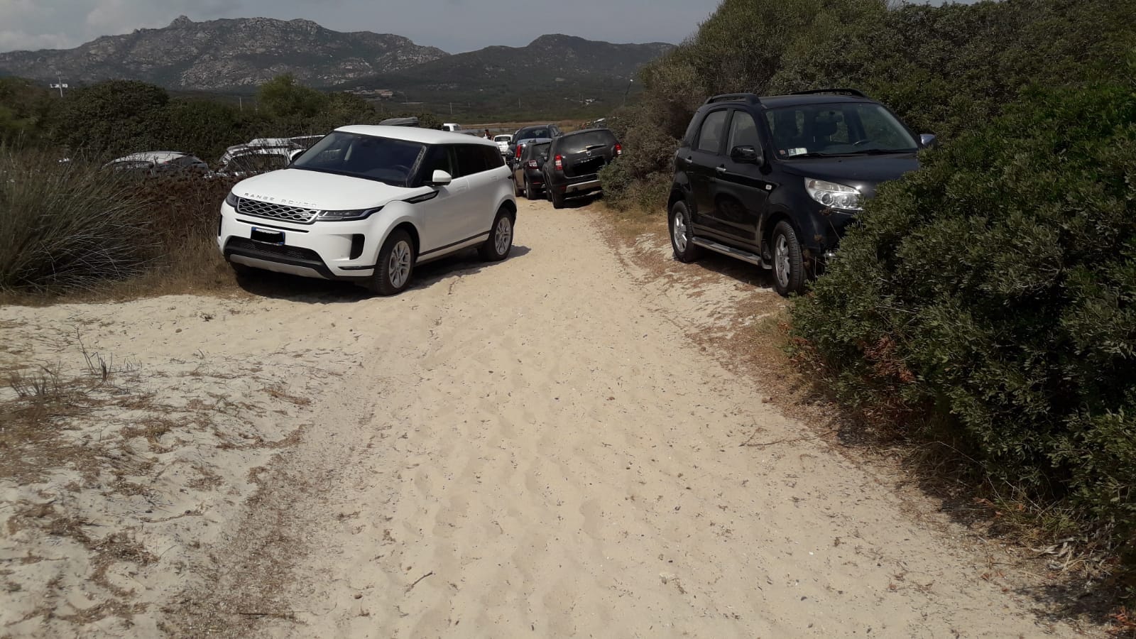 Olbia, parcheggio alternativo: SUV sull'arenile a Bados