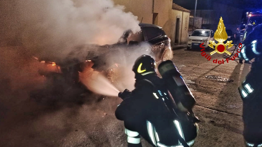 Olbia: auto in fiamme nella notte a Berchiddeddu