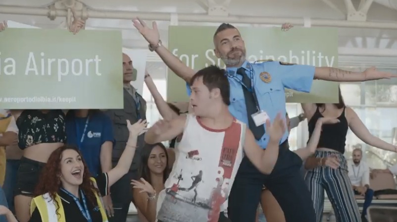 Aeroporto Olbia: il flash mob contro l'inquinamento diventa virale!