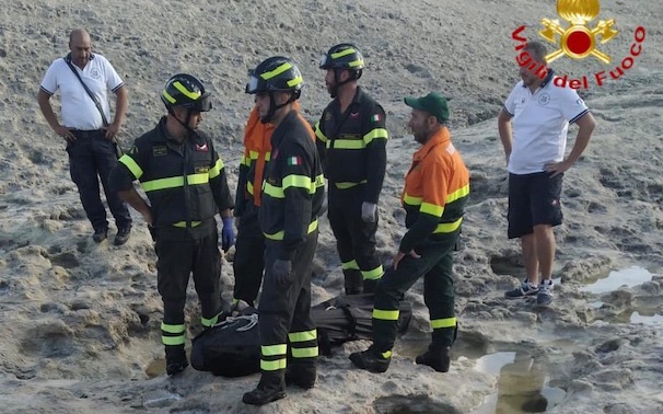 Sardegna: si sporge dalla scogliera per una foto, cade e muore