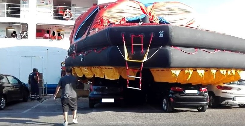 La Maddalena: zattera di salvataggio nave si gonfia su tre auto