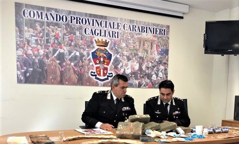 Sardegna: in casa soldi e coca, dal motorino sbucano 15 kg di hascisc, arrestato
