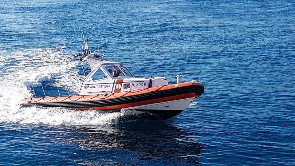 Barca affonda in alto mare: coppia salvata dopo oltre 3 ore