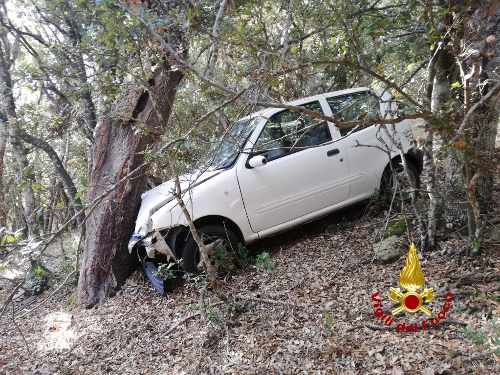 Buddusò, finisce nella scarpata: anziano soccorso dopo mezza giornata