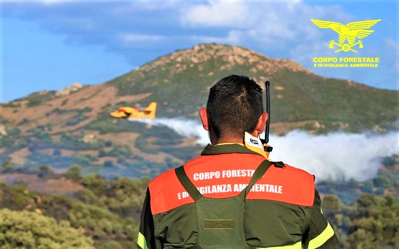 16 incendi in Sardegna: a Olbia, località “Li multi”, in azione 2 elicotteri e 3 aerei