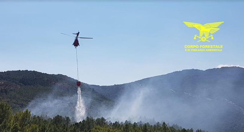 Fiamme in Sardegna: ancora incendi, elicottero in azione