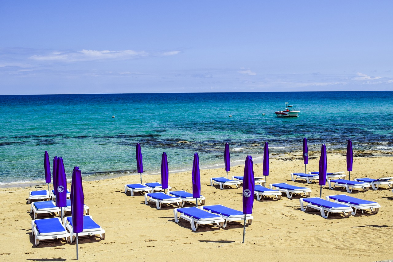 Baja Sardinia: sequestrati lettini e ombrelloni sulla spiaggia