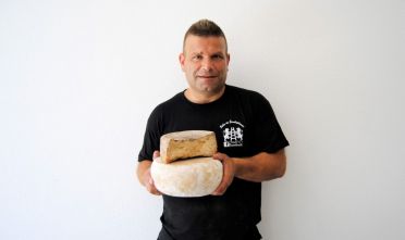 Allevatore sardo  premiato   con il suo ‘formaggio all’argilla’